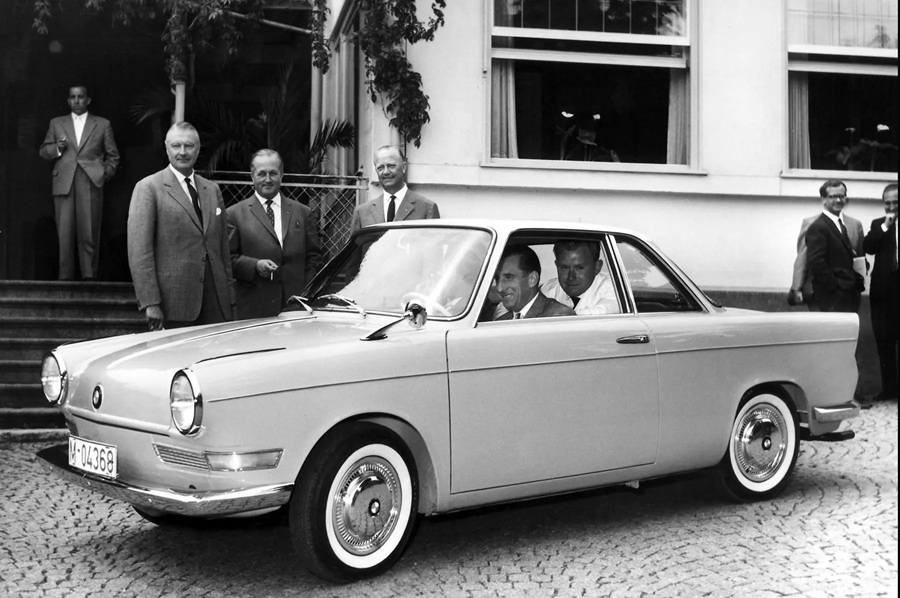 Vorstandsmitglieder von BMW bei der Präsentation des BMW 700 im Jahr 1959. BMW AG